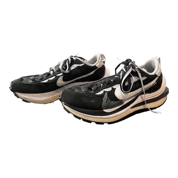 Nike Black and White Athletic Shoes - Picture 1 of 11